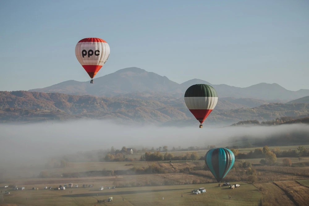 baloane cu aer cald deasupra unor zone deluroase